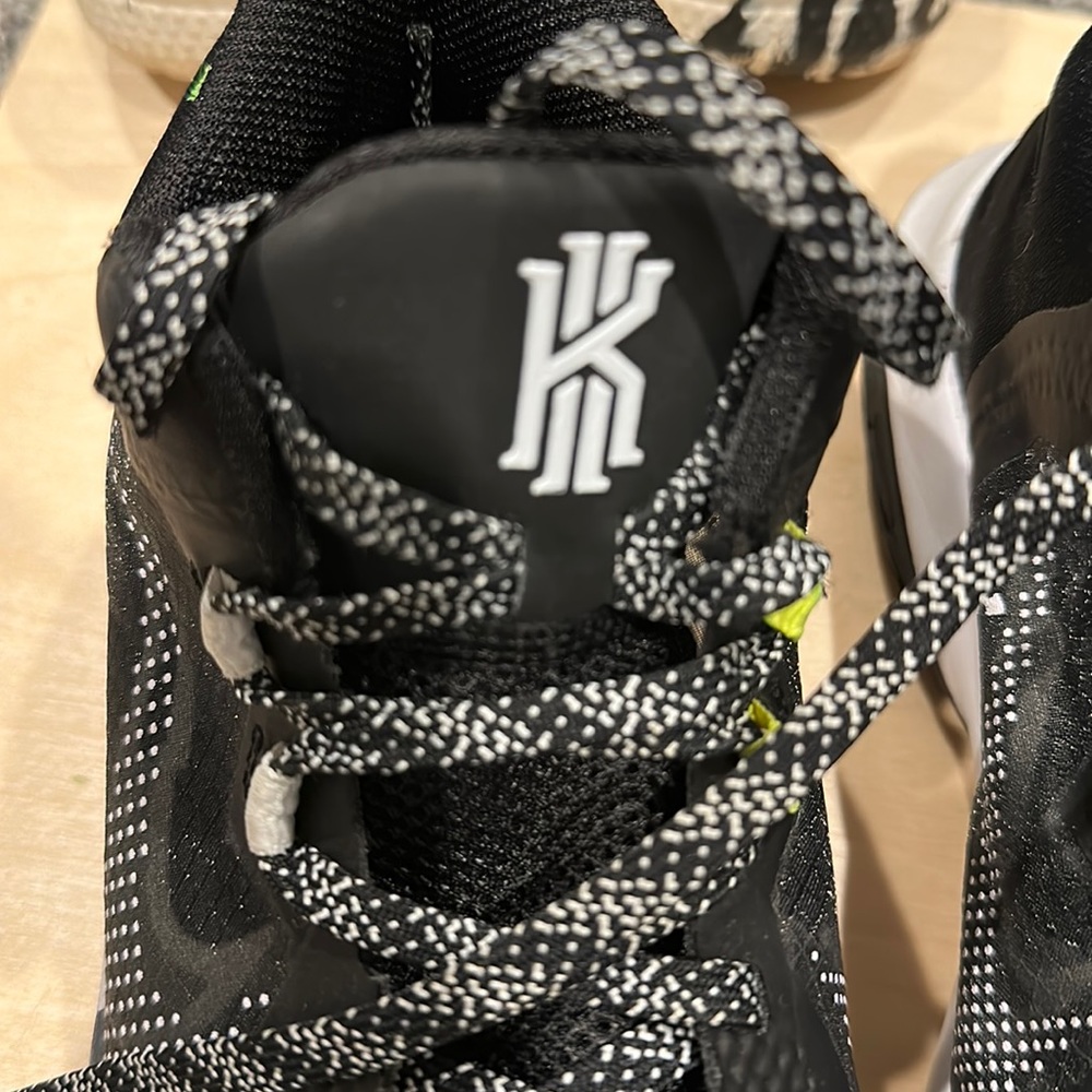 Nike Kyrie Flytrap Black Basketball youth